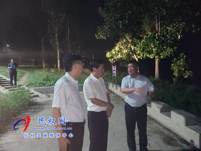 市人大常委會(huì)副主任、縣委書記姬脈常冒雨夜查防汛工作