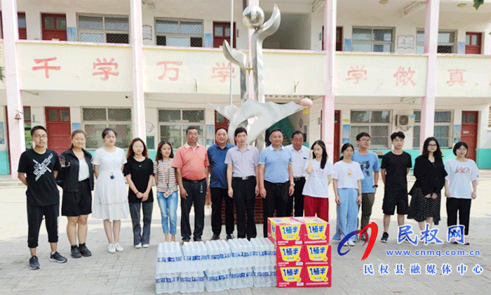 民權(quán)縣關(guān)工委領(lǐng)導(dǎo)慰問南審傳遞童年支教隊(duì) 民權(quán)縣關(guān)工委領(lǐng)導(dǎo)慰問南審傳遞童年支教隊(duì)