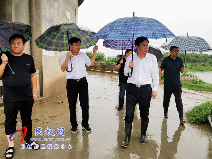 市人大常委會(huì)副主任、縣委書記姬脈常冒雨檢查督導(dǎo)防汛工作