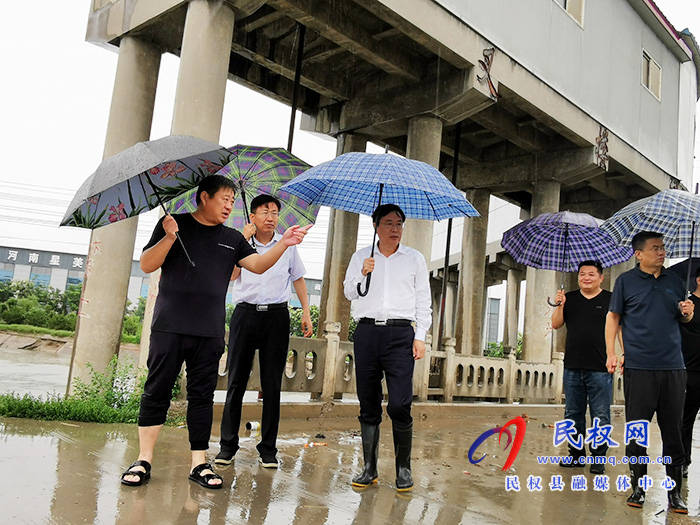 市人大常委會(huì)副主任、縣委書記姬脈常冒雨檢查督導(dǎo)防汛工作