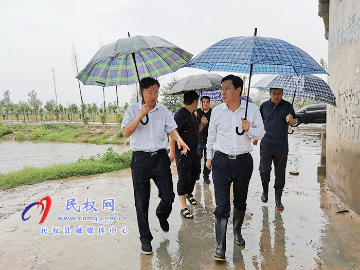 市人大常委會(huì)副主任、縣委書記姬脈常冒雨檢查督導(dǎo)防汛工作