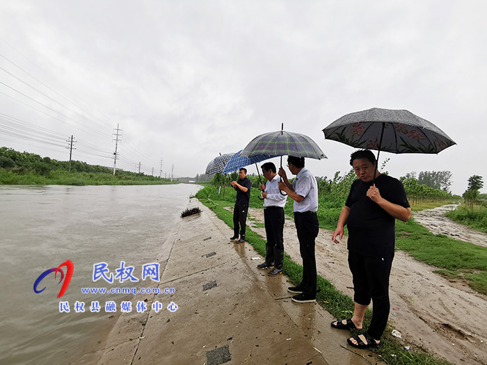 市人大常委會(huì)副主任、縣委書記姬脈常冒雨檢查督導(dǎo)防汛工作