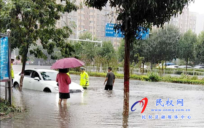 雨中的“濕影”——當(dāng)兵的小伙子、你真是好樣的！