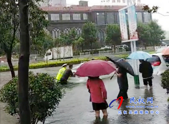 雨中的“濕影”——當(dāng)兵的小伙子、你真是好樣的！