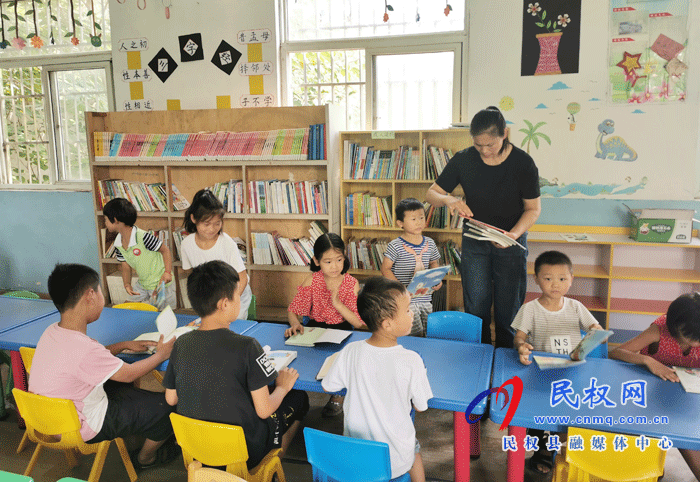 河南民權(quán):村小學開了暑假“愛心書屋” 河南民權(quán):村小學開了暑假“愛心書屋”