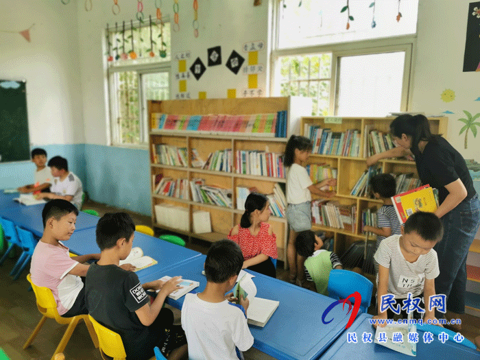 河南民權(quán):村小學開了暑假“愛心書屋” 河南民權(quán):村小學開了暑假“愛心書屋”