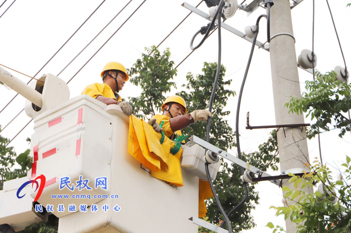 民權(quán)縣供電公司:解決低電壓 度夏保清涼 民權(quán)縣供電公司:解決低電壓 度夏保清涼