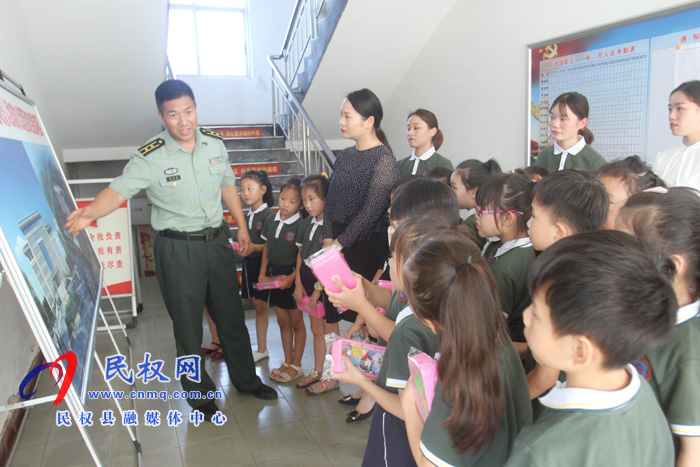 向最可愛的人致敬——民東新區(qū)實驗幼兒園八一節(jié)慰問活動 向最可愛的人致敬——民東新區(qū)實驗幼兒園八一節(jié)慰問活動