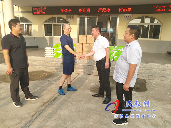 共青團民權(quán)縣委“八一”建軍節(jié)慰問消防大隊 共青團民權(quán)縣委“八一”建軍節(jié)慰問消防大隊