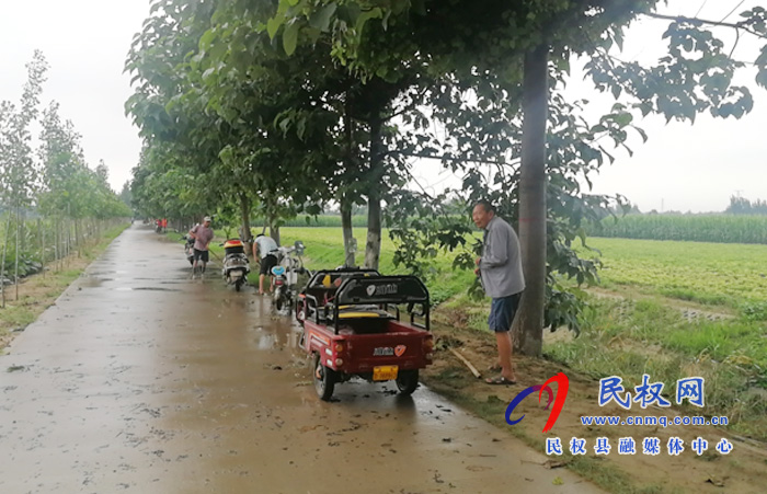 野崗鎮(zhèn)暴雨過后迅速開展道路搶修保暢通工作 野崗鎮(zhèn)暴雨過后迅速開展道路搶修保暢通工作