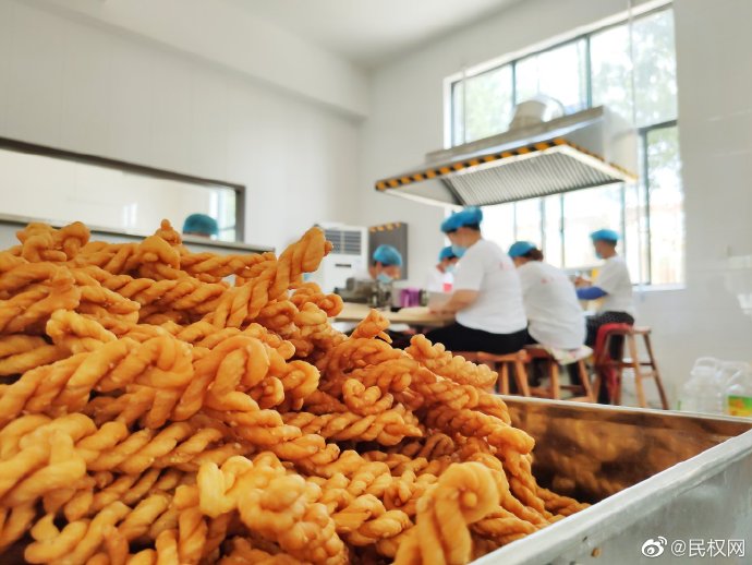 王橋鎮(zhèn):小麻花擰出脫貧大產(chǎn)業(yè) 王橋鎮(zhèn):小麻花擰出脫貧大產(chǎn)業(yè)