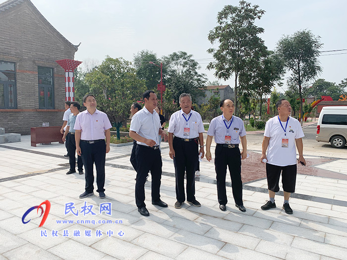 我縣組織離退休干部開展脫貧成果調(diào)研活動 我縣組織離退休干部開展脫貧成果調(diào)研活動