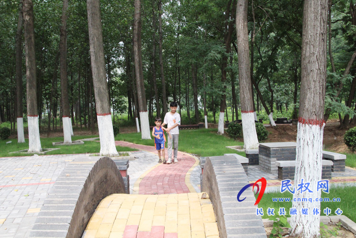 民權(quán)縣花園鄉(xiāng)黨建小游園扮靚鄉(xiāng)村景 民權(quán)縣花園鄉(xiāng)黨建小游園扮靚鄉(xiāng)村景