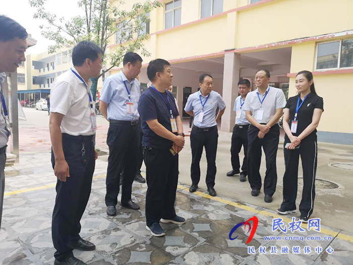 市紀(jì)委四室主任耿筠清、市紀(jì)委駐教體局組長(zhǎng)洪軍到我縣檢查指導(dǎo)特崗教師招聘面試工作