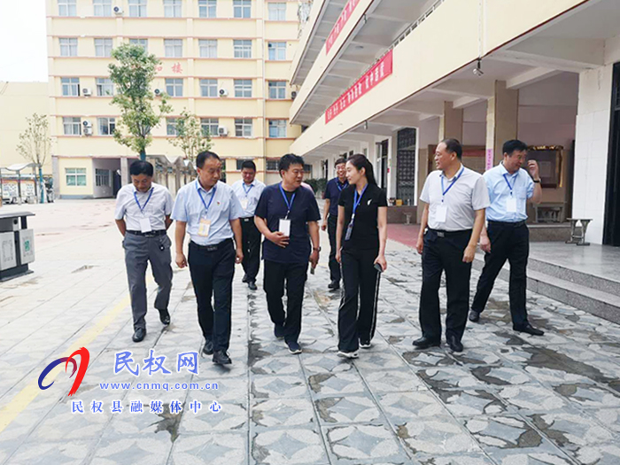 市紀(jì)委四室主任耿筠清、市紀(jì)委駐教體局組長(zhǎng)洪軍到我縣檢查指導(dǎo)特崗教師招聘面試工作