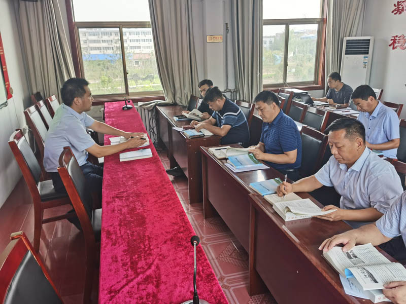 縣住建局理論中心組集中學(xué)習(xí)《習(xí)近平談治國理政》第三卷和《2020大眾熱點(diǎn)話題》 縣住建局理論中心組集中學(xué)習(xí)《習(xí)近平談治國理政》第三卷和《2020大眾熱點(diǎn)話題》