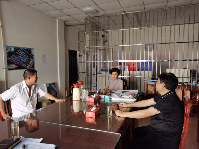 縣人大常委會(huì)主任周燕走訪企業(yè) 縣人大常委會(huì)主任周燕走訪企業(yè)