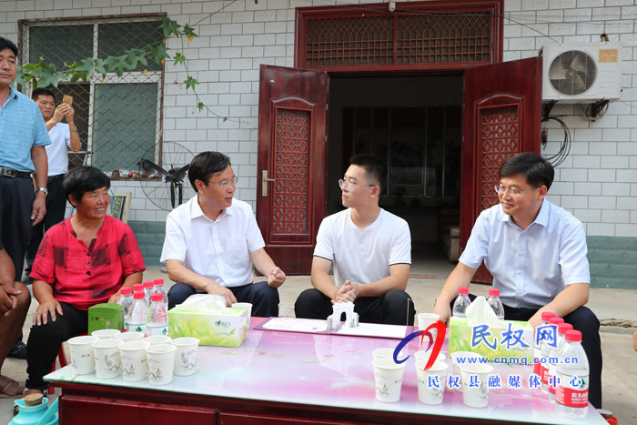 市人大常委會副主任、縣委書記姬脈常慰問我縣考入“清華大學”優(yōu)秀學子張海波和袁沖