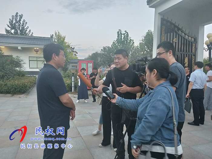 “農(nóng)媒總編走基層?鄉(xiāng)村振興中原行”采訪(fǎng)座談會(huì)在我縣召開(kāi) “農(nóng)媒總編走基層?鄉(xiāng)村振興中原行”采訪(fǎng)座談會(huì)在我縣召開(kāi)
