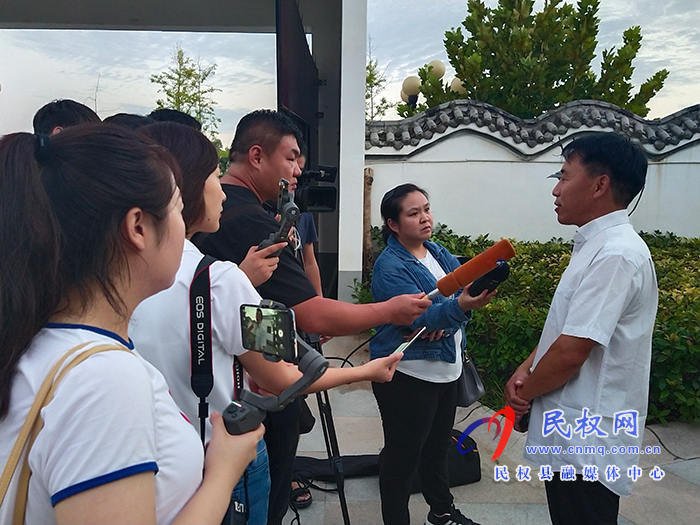 “農(nóng)媒總編走基層?鄉(xiāng)村振興中原行”采訪(fǎng)座談會(huì)在我縣召開(kāi) “農(nóng)媒總編走基層?鄉(xiāng)村振興中原行”采訪(fǎng)座談會(huì)在我縣召開(kāi)