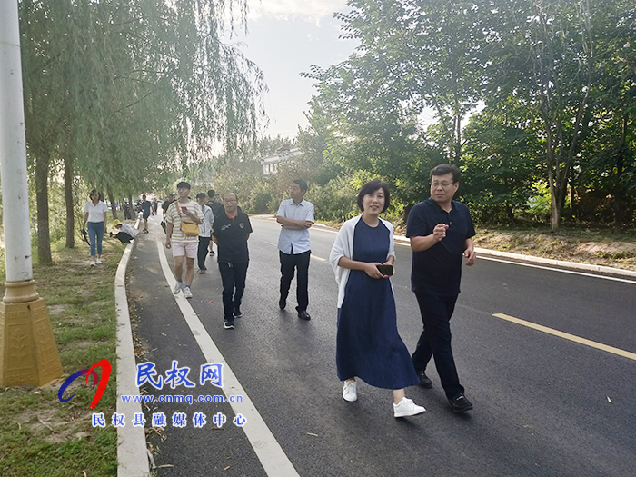 “農(nóng)媒總編走基層?鄉(xiāng)村振興中原行”采訪(fǎng)座談會(huì)在我縣召開(kāi) “農(nóng)媒總編走基層?鄉(xiāng)村振興中原行”采訪(fǎng)座談會(huì)在我縣召開(kāi)