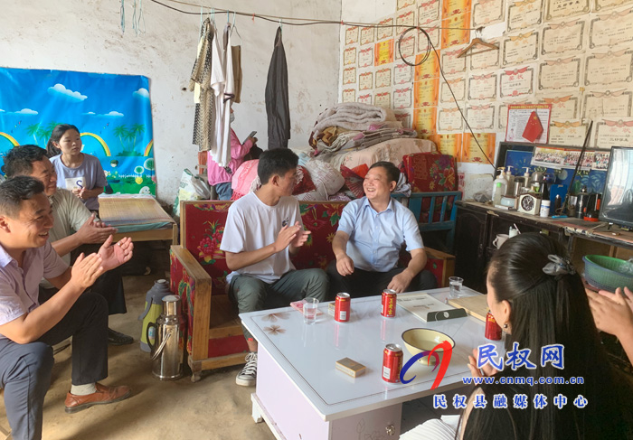 愛心企業(yè)慰問高考學子 愛心企業(yè)慰問高考學子