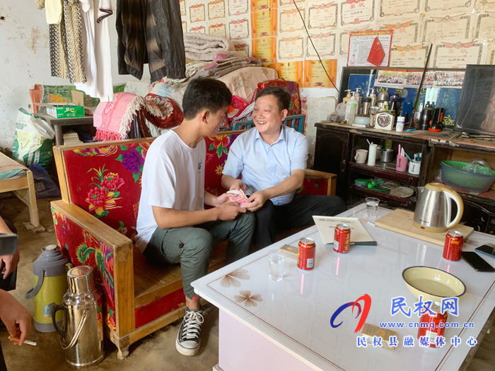 愛心企業(yè)慰問高考學子 愛心企業(yè)慰問高考學子