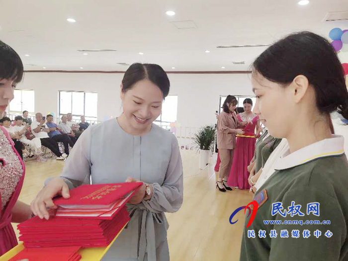 民東新區(qū)實(shí)驗(yàn)幼兒園召開(kāi)教師節(jié)表彰大會(huì) 民東新區(qū)實(shí)驗(yàn)幼兒園召開(kāi)教師節(jié)表彰大會(huì)