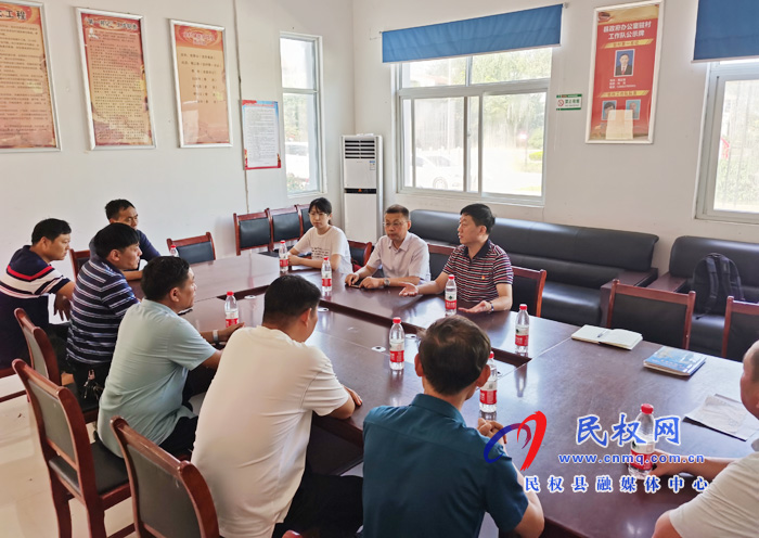 縣委常委、副縣長房季在史村鋪村組織召開海關(guān)總署選調(diào)生接受學(xué)習(xí)鍛煉座談會