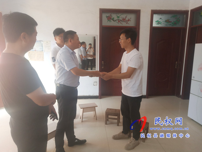 白云寺鎮(zhèn):關(guān)愛貧困學(xué)子 愛心企業(yè)慰問博士生 白云寺鎮(zhèn):關(guān)愛貧困學(xué)子 愛心企業(yè)慰問博士生