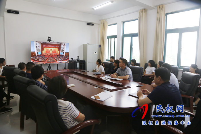 我縣各鄉(xiāng)鎮(zhèn)（街道辦）、縣直各單位集中收聽收看全國抗擊新冠肺炎疫情表彰大會