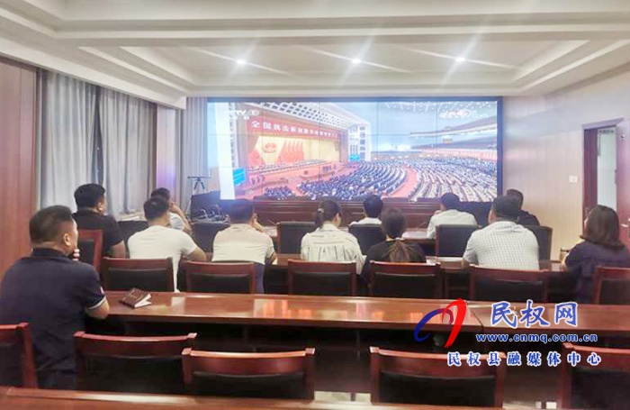 我縣各鄉(xiāng)鎮(zhèn)（街道辦）、縣直各單位集中收聽收看全國抗擊新冠肺炎疫情表彰大會
