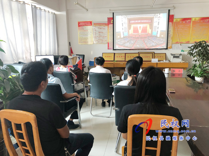 我縣各鄉(xiāng)鎮(zhèn)（街道辦）、縣直各單位集中收聽收看全國抗擊新冠肺炎疫情表彰大會