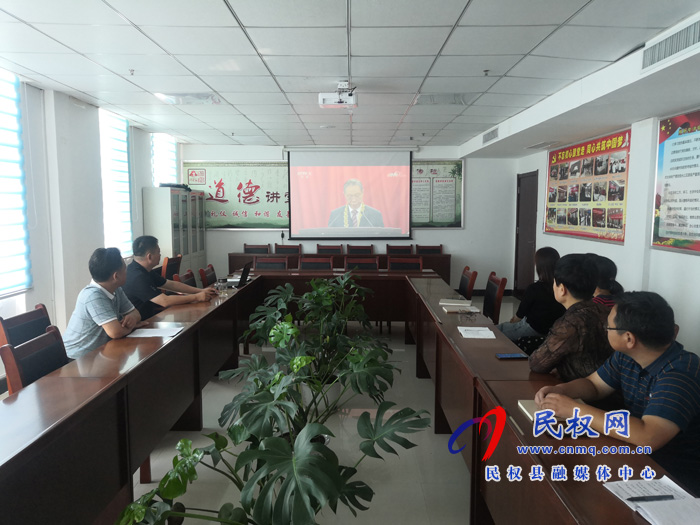 我縣各鄉(xiāng)鎮(zhèn)（街道辦）、縣直各單位集中收聽收看全國抗擊新冠肺炎疫情表彰大會