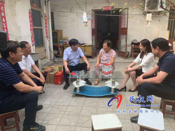 縣委副書記、縣長(zhǎng)張團(tuán)結(jié)教師節(jié)前夕看望慰問(wèn)退休優(yōu)秀教師