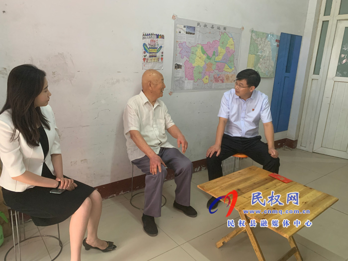 縣委副書記、縣長(zhǎng)張團(tuán)結(jié)教師節(jié)前夕看望慰問(wèn)退休優(yōu)秀教師