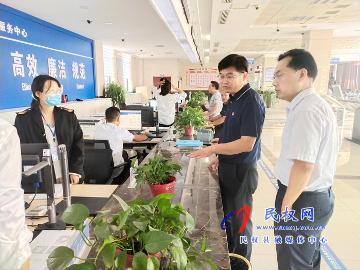 縣委副書記、縣長張團結(jié)調(diào)研12345政府熱線和“放管服”改革工作