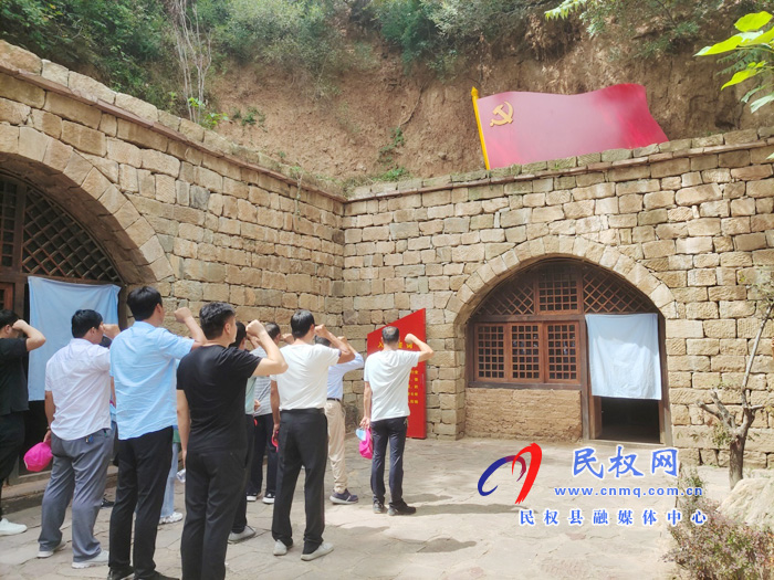 野崗鎮(zhèn)楊堂村黨員干部走進(jìn)愚公移山紅色教育基地護(hù)初心擔(dān)使命 野崗鎮(zhèn)楊堂村黨員干部走進(jìn)愚公移山紅色教育基地護(hù)初心擔(dān)使命