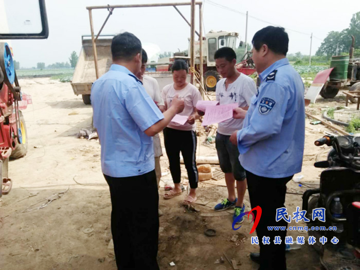 縣農(nóng)機(jī)部門(mén):安全生產(chǎn)到一線 三秋作業(yè)保平安 縣農(nóng)機(jī)部門(mén):安全生產(chǎn)到一線 三秋作業(yè)保平安