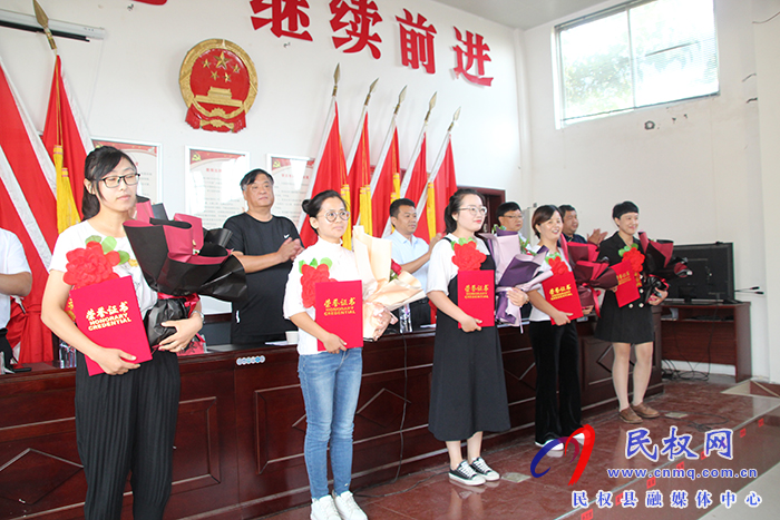 花園鄉(xiāng)慶祝第36個(gè)教師節(jié)32名教師受表彰 花園鄉(xiāng)慶祝第36個(gè)教師節(jié)32名教師受表彰