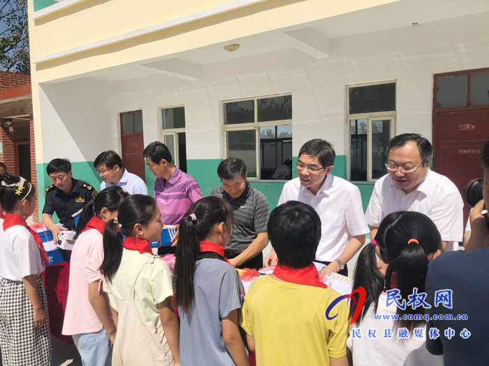 海關(guān)總署副署長、黨委委員王令浚帶隊到我縣調(diào)研扶貧和海關(guān)建設(shè)等工作