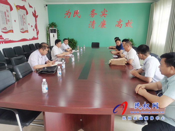 縣政府黨組成員陳鴻志帶領(lǐng)金融局、農(nóng)商銀行負(fù)責(zé)人督導(dǎo)戶貸率提升工作