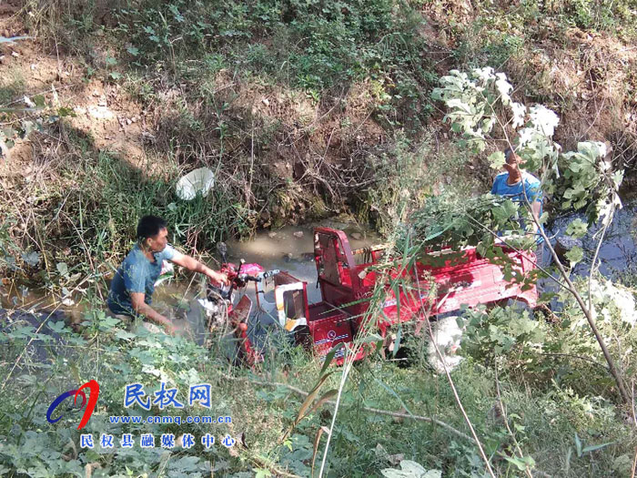 王橋鎮(zhèn):七旬老人騎車摔進(jìn)溝 干部群眾及時(shí)出手相救 王橋鎮(zhèn):七旬老人騎車摔進(jìn)溝 干部群眾及時(shí)出手相救