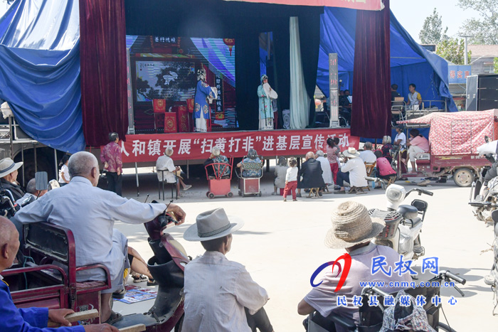 政府“送戲下鄉(xiāng)”惠及農(nóng)民群眾 政府“送戲下鄉(xiāng)”惠及農(nóng)民群眾