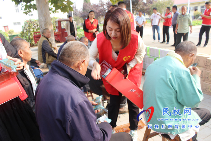 民權公益聯(lián)盟一行到花園鄉(xiāng)敬老院獻愛心 民權公益聯(lián)盟一行到花園鄉(xiāng)敬老院獻愛心