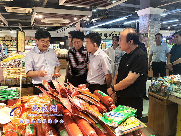 縣委副書記、縣長張團(tuán)結(jié)檢查“雙節(jié)”前安全生產(chǎn)和市場供應(yīng)等工作