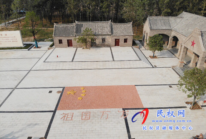 河南民權：雙塔鎮(zhèn)秣坡村村民用玉米、花生拼國旗 “曬秋”迎國慶