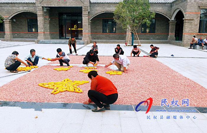 河南民權：雙塔鎮(zhèn)秣坡村村民用玉米、花生拼國旗 “曬秋”迎國慶