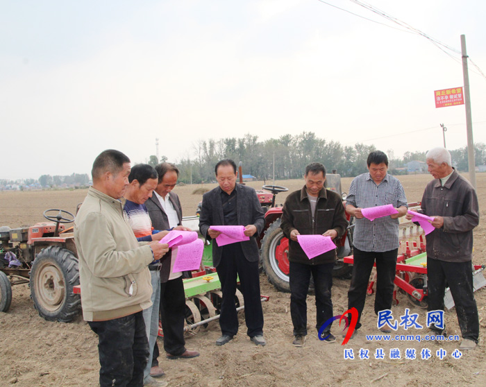 褚廟鄉(xiāng)農(nóng)技服務(wù)到田間 褚廟鄉(xiāng)農(nóng)技服務(wù)到田間