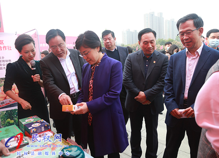 商丘市結(jié)對(duì)幫扶民權(quán)消費(fèi)扶貧展銷會(huì)暨現(xiàn)場(chǎng)簽約儀式活動(dòng)在我縣舉行 商丘市結(jié)對(duì)幫扶民權(quán)消費(fèi)扶貧展銷會(huì)暨現(xiàn)場(chǎng)簽約儀式活動(dòng)在我縣舉行